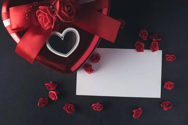 Caja Regalo Forma Corazón Con Tarjeta Nota Blanco Día San — Foto de Stock