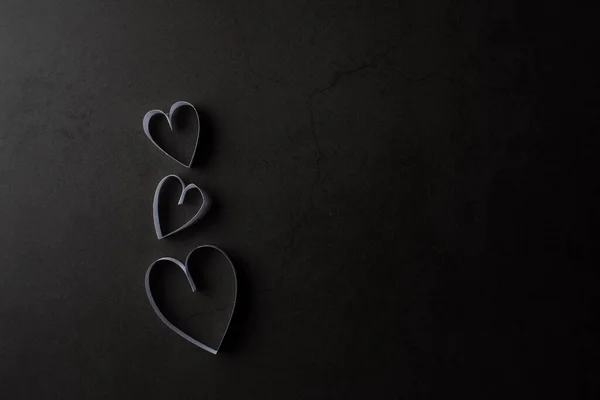 Λευκό Χαρτί Σχήμα Καρδιάς Στη Σκιά Μαύρο Φόντο — Φωτογραφία Αρχείου