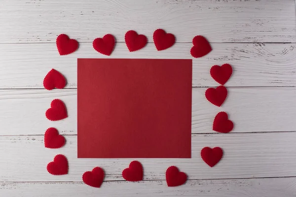 Červené Srdce Červená Karta Bílém Dřevěném Jezeře — Stock fotografie