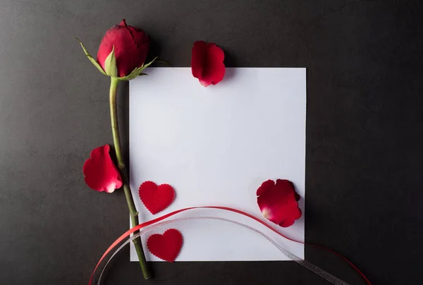 Rosa Roja Con Tarjeta Blanca — Foto de Stock