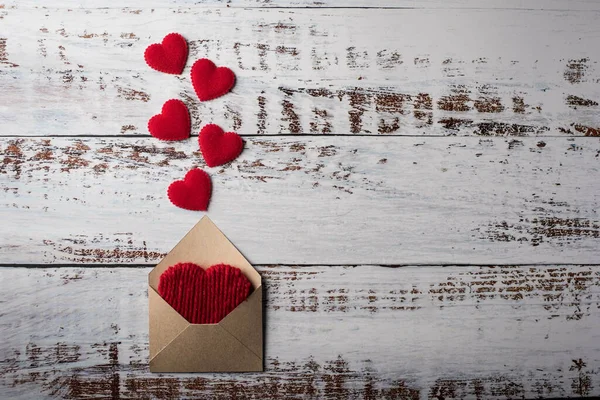 Blanco Brief Houten Achtergrond Valentijnsdag Concept — Stockfoto