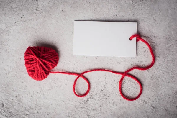 Red Yarn Heart Shaped White Note Card Wall Background — Stock Photo, Image