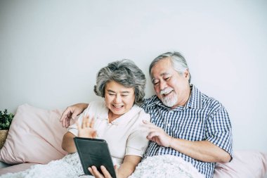 Tablet bilgisayar kullanan yaşlı çift