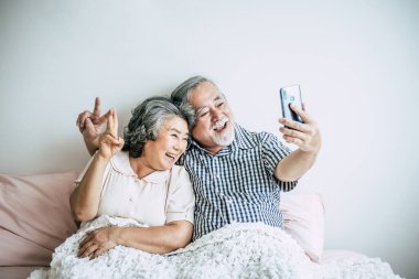 Akıllı Telefon Kullanan Yaşlı Çift