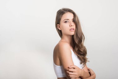 Beyaz arka planda sağlıklı vücudu olan güzel bir kadın.