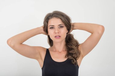 Beyaz arka planda sağlıklı vücudu olan güzel bir kadın.