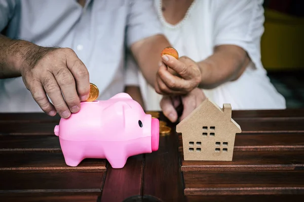 Casais Idosos Falando Sobre Finanças Com Mealheiro — Fotografia de Stock