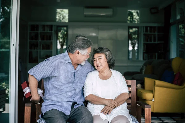 Pareja Mayor Jugando Juntos Salón —  Fotos de Stock