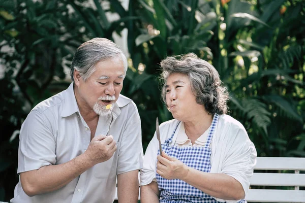 高齢者のカップル健康食品を一緒に調理する — ストック写真