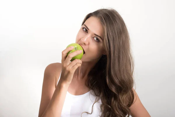 Mulher Beleza Segurando Maçã Verde Enquanto Isolado Branco — Fotografia de Stock