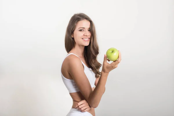 Mulher Beleza Segurando Maçã Verde Enquanto Isolado Branco — Fotografia de Stock