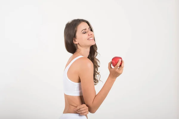 Güzel Kadın Kırmızı Elmayı Tutarken Beyazda Soyutlanmış — Stok fotoğraf