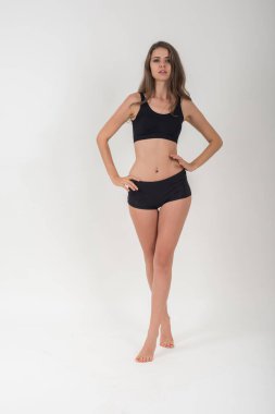 Beyaz arka planda sağlıklı vücudu olan güzel bir kadın.