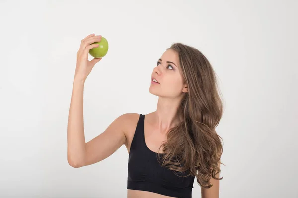 Mulher Beleza Segurando Maçã Verde Enquanto Isolado Branco — Fotografia de Stock