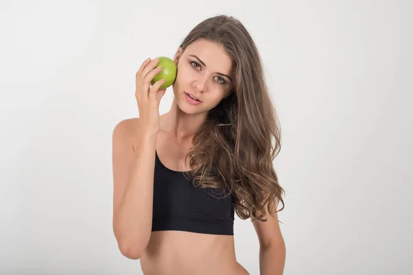 Güzel Kadın Yeşil Elmayı Tutarken Beyazda Soyutlanmış — Stok fotoğraf