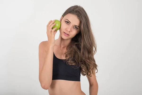 Mulher Beleza Segurando Maçã Verde Enquanto Isolado Branco — Fotografia de Stock