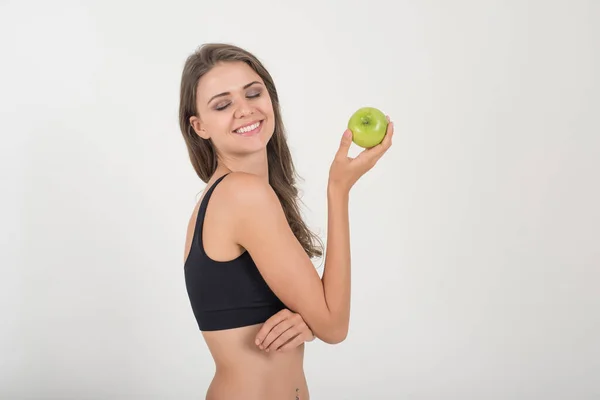 Mulher Beleza Segurando Maçã Verde Enquanto Isolado Branco — Fotografia de Stock