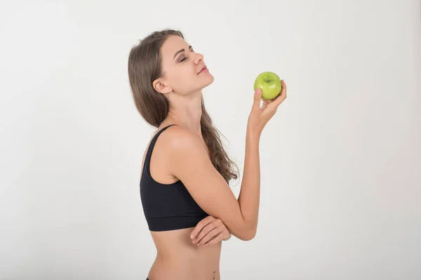 Mulher Beleza Segurando Maçã Verde Enquanto Isolado Branco — Fotografia de Stock