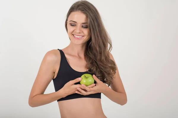 Skönhetskvinna Håller Grönt Äpple Medan Isolerad Vitt — Stockfoto