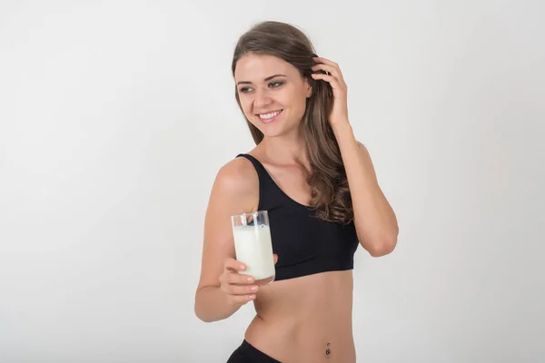 ガラスミルクを持つ美しい若い女性 — ストック写真