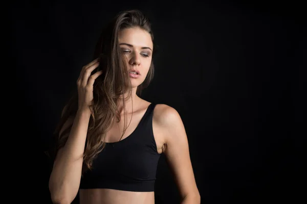 Hermosa Mujer Con Cuerpo Sano Sobre Fondo Negro — Foto de Stock