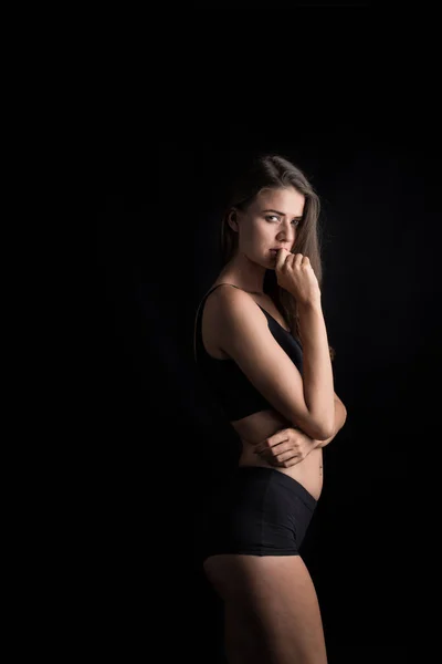 Hermosa Mujer Con Cuerpo Sano Sobre Fondo Negro — Foto de Stock