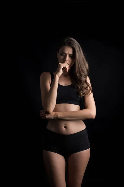 Hermosa Mujer Con Cuerpo Sano Sobre Fondo Negro — Foto de Stock