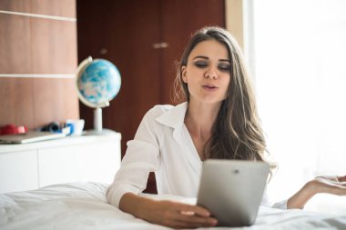 Yatakta yatan kadın portresi