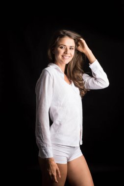 Siyah arka planda sağlıklı vücudu olan güzel bir kadın.