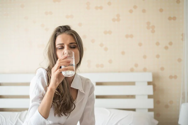 Όμορφη Γυναίκα Πίνει Φρέσκο Νερό Στο Κρεβάτι Πρωί — Φωτογραφία Αρχείου