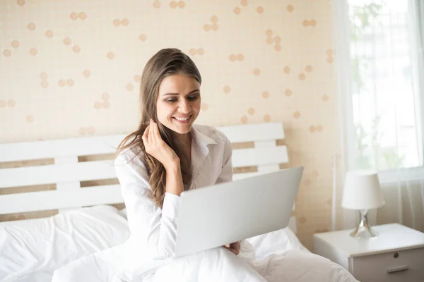 Happy Beautiful Vrouw Werken Aan Een Laptop Het Bed Het — Stockfoto