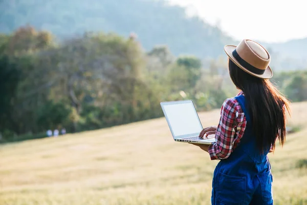 Agricultor Mulher Inteligente Olhando Campo Cevada Com Computador Portátil — Fotografia de Stock