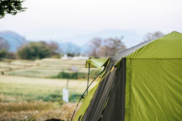 山の中のキャンプ場の観光テント — ストック写真