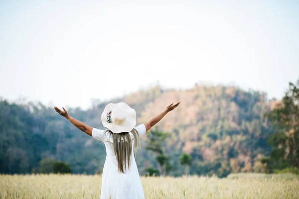 Femme Dans Chapeau Bonheur Dans Nature — Photo