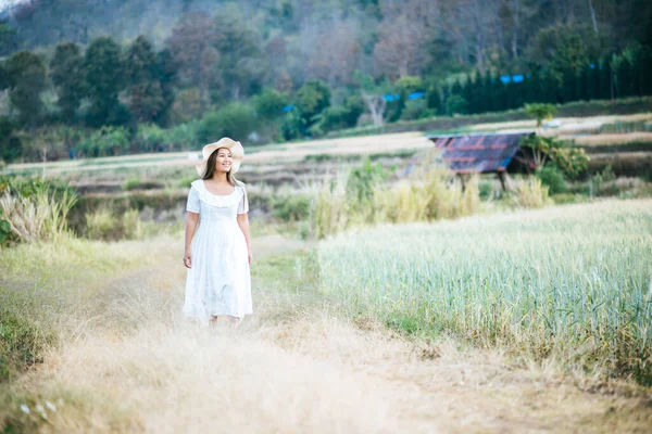 Vrouw Hoed Geluk Natuur — Stockfoto