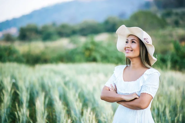 Mujer Sombrero Felicidad Naturaleza —  Fotos de Stock