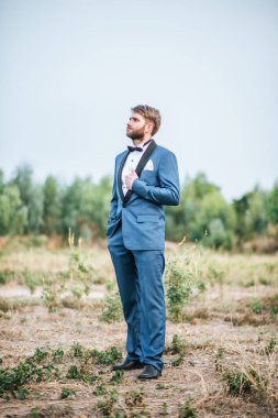 Parkta, gelinlik giymiş yakışıklı damat ilanı.