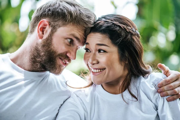 Feliz Sorrindo Casal Diversidade Amor Momento Juntos — Fotografia de Stock