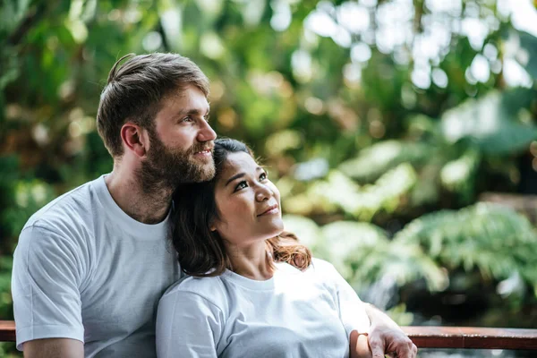 Feliz Sorrindo Casal Diversidade Amor Momento Juntos — Fotografia de Stock