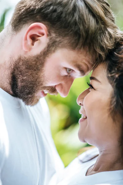 Feliz Sonriente Pareja Diversidad Amor Momento Juntos — Foto de Stock