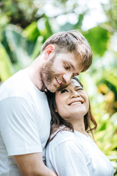 Feliz Sonriente Pareja Diversidad Amor Momento Juntos — Foto de Stock