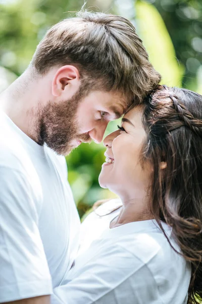 Feliz Sorrindo Casal Diversidade Amor Momento Juntos — Fotografia de Stock