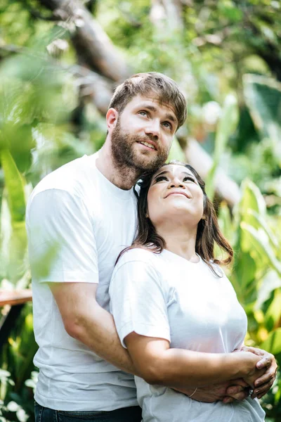 Feliz Sorrindo Casal Diversidade Amor Momento Juntos — Fotografia de Stock