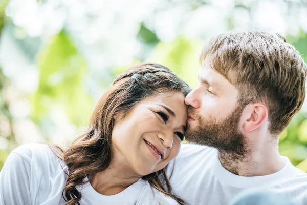 Feliz Sorrindo Casal Diversidade Amor Momento Juntos — Fotografia de Stock