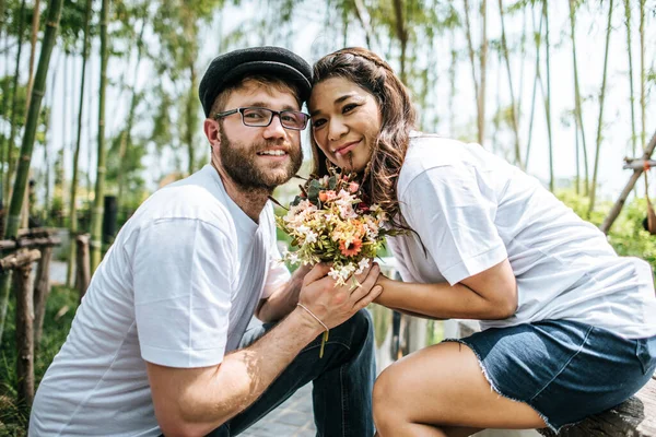 Feliz Sorrindo Casal Diversidade Amor Momento Juntos — Fotografia de Stock