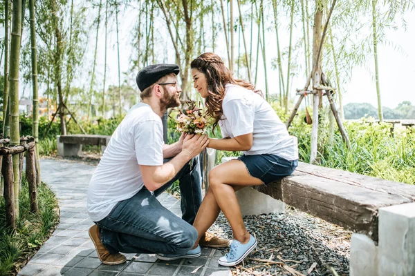 Feliz Sorrindo Casal Diversidade Amor Momento Juntos — Fotografia de Stock