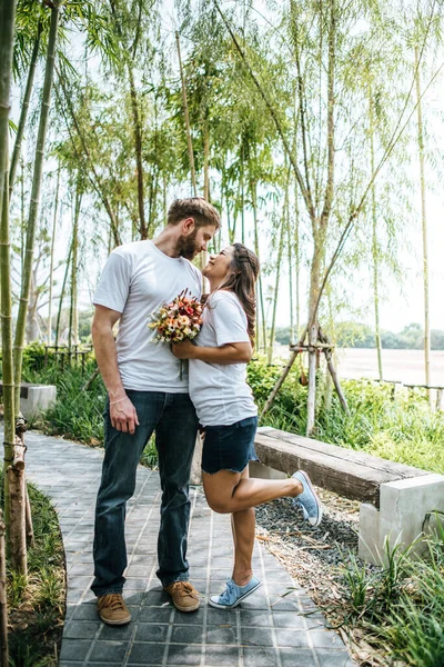 Feliz Sorrindo Casal Diversidade Amor Momento Juntos — Fotografia de Stock