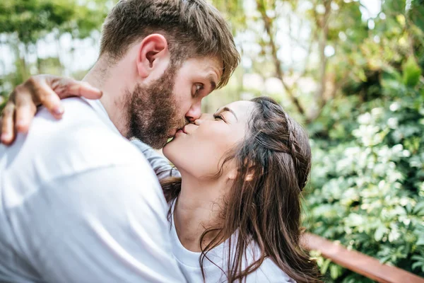 Glad Leende Par Mångfald Kärlek Ögonblick Tillsammans — Stockfoto