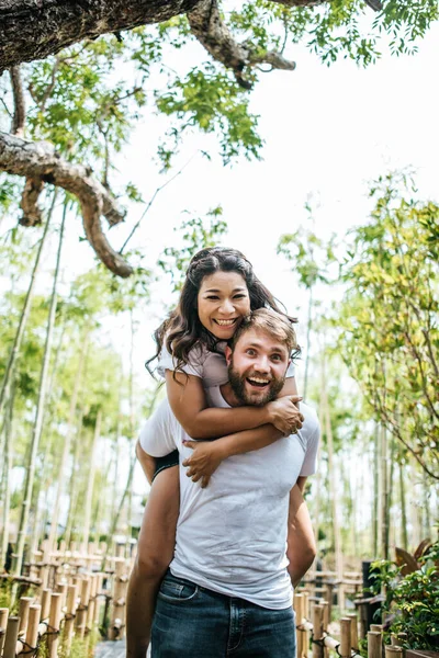 Feliz Sorrindo Casal Diversidade Amor Momento Juntos — Fotografia de Stock