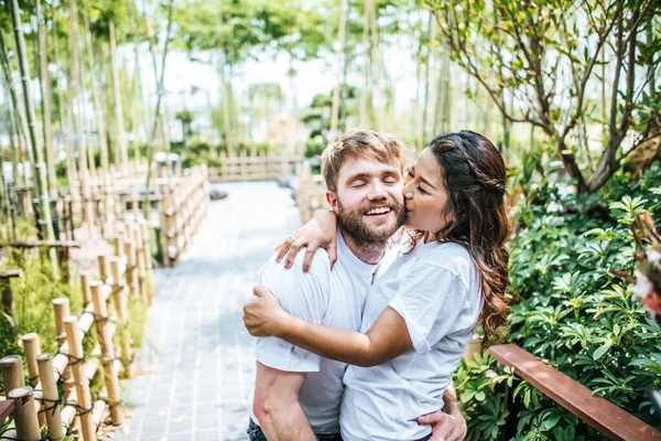 Feliz Sorrindo Casal Diversidade Amor Momento Juntos — Fotografia de Stock